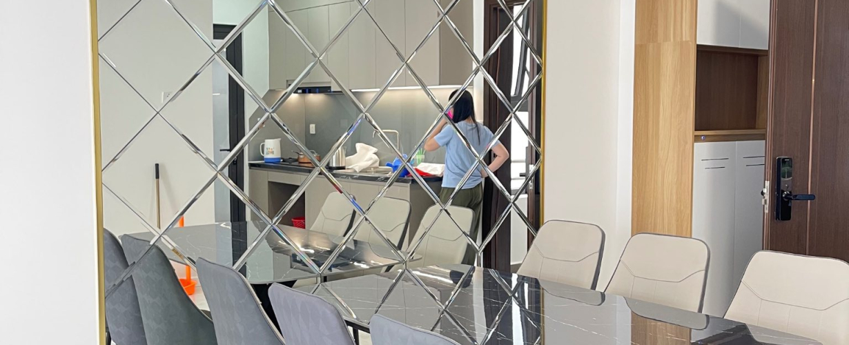 Bàn giao vách gương ở Thủ Đức